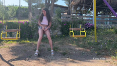 Katty West: 坏女孩在骑秋千时撒尿