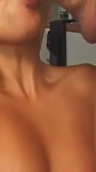 Morena seductora en medias de red devora palpitante polla goteando semen
