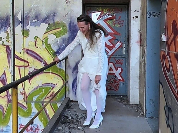 Slut Bella: Роздягання нареченої
