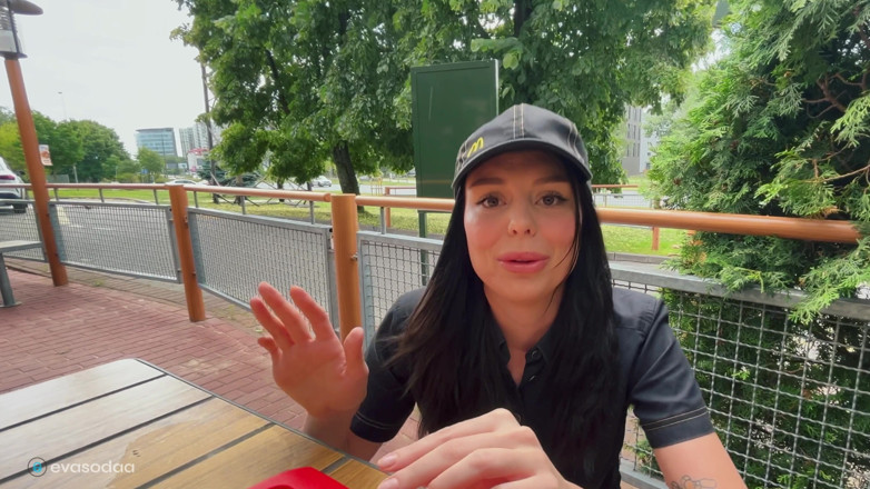 Eva Soda: Sexo arriscado em um banheiro, fodi uma funcionária do Mcdonald's...