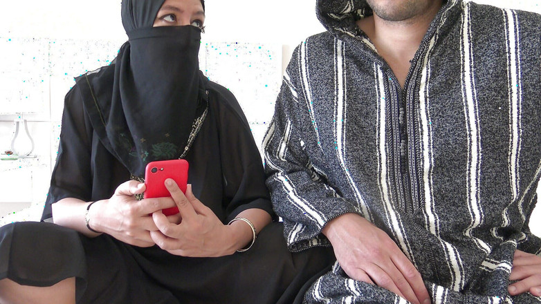 Souzan Halabi: Soția arabă îi spune soțului că este lesbiană și vrea să lingă...