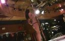 Scandalous GFs: Iubită sexy filmată într-un bar de striptease care dansează
