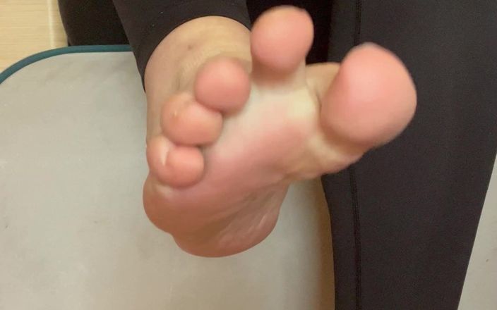 Feet: 발 을 보여줘