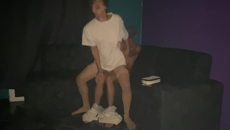 KenPrince: Femboy är ensam hemma och ringer mannen han träffade på Grindr