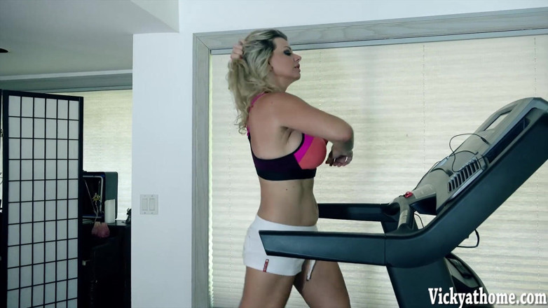 Vicky Vette: Vicky Vette și Victoria Banxxx cu vibratoare lesbiene la exerciții