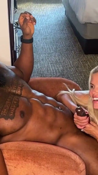 Tatiana Steele recebe um super grande facial da correção