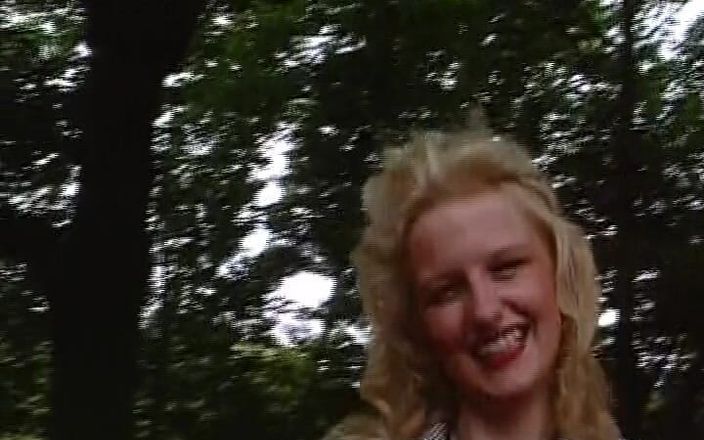German Amateur Videos: Une amatrice allemande joue avec son jouet