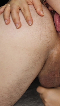 Ti lecca il buco del culo, ti piace?