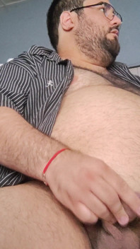 Fetter Gamer, der süchtig nach Masturbation ist