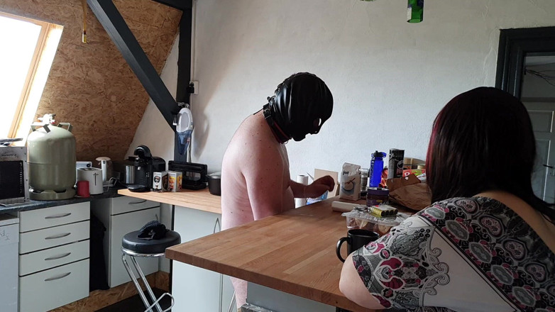 Femdom-Team-German: Pulizia della cucina con i lavori domestici con le uova...