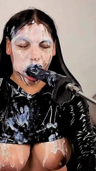 Extreme Gesichtsformen, riesige natürliche Kurven und glänzender Latex