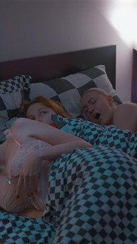 S3e6:継母は新しい妻と継娘とベッドを共有し、継息子は彼らを中に射精するまでファックします