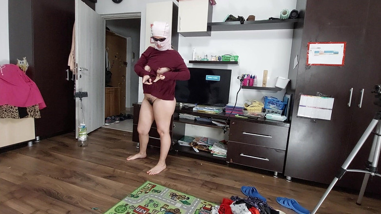 Amateur_MS: Sexy Manželka Dělá Domácí Práce Nahá. Sexy Chlupatá Latina, Velká...