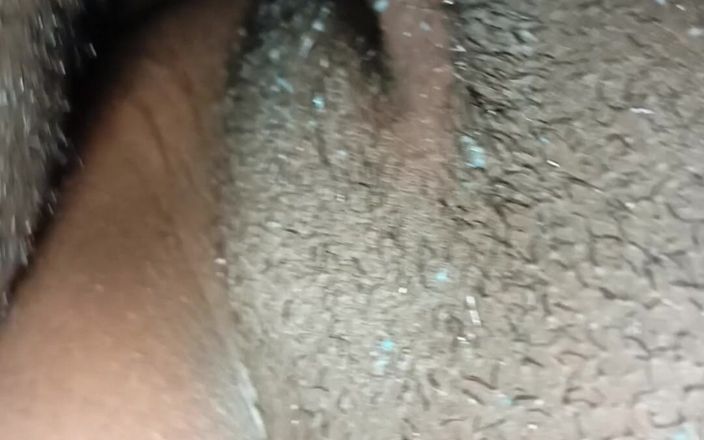Valpee: Adik tiri semok kulit hitam dengan toket besar dan memek...