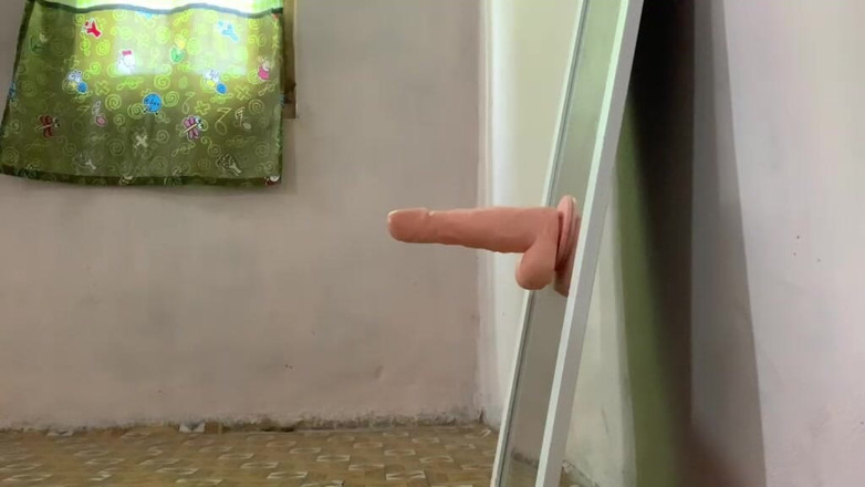 memekbinor: Ensam kvinna ber om att bli knullad av Jumbo Cock