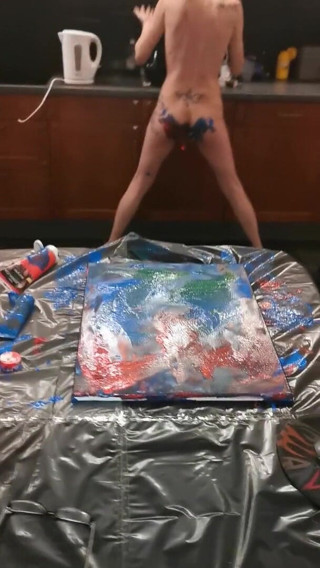 Milf Naomie7: Breast painting