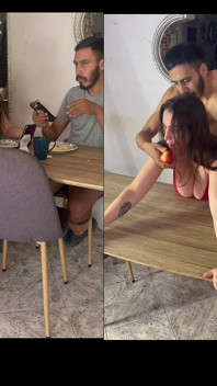 La donna matura viene scopata dal figliastro sul tavolo e si mette tutto