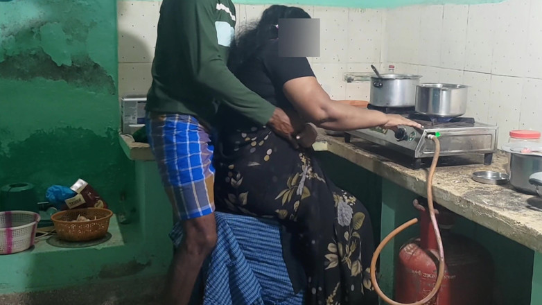 Sky moon: Madrasta estava cozinhando na cozinha e eu fiz sexo com...