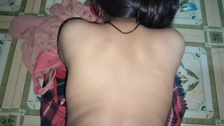 Hotbhabhi1234: 義理の妹は喜んで彼女を部屋に呼び、ドッグスタイルで抱くことを喜んでした
