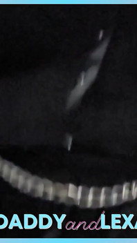Travesti monta a pelo masculino usando un asiento de sexo con chorreo de leche
