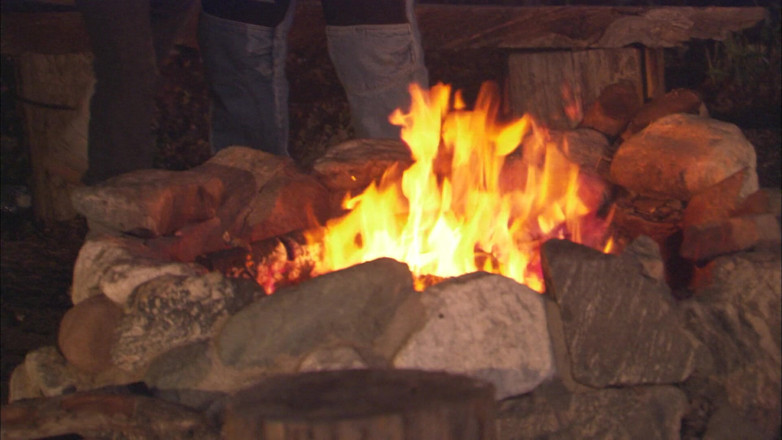 Outdoor Fucktivities: Un énorme feu de camp a rendu la chatte de Cytherea...