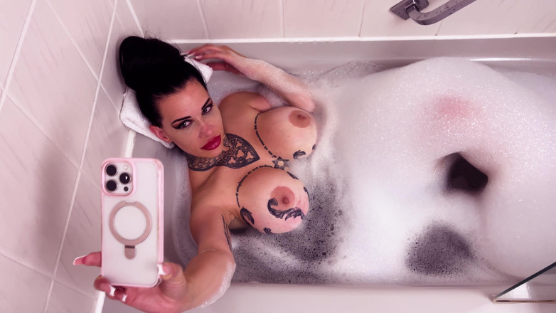 Miss Alessa Milano: Tôi chỉ có một mình nhưng tôi muốn bạn ở bên...