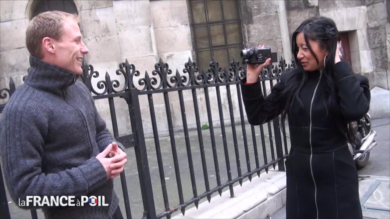 Girls Bang: Morena parisina caliente hace cinta de sexo casero