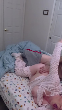 赤裸的继妹和继兄睡一张床