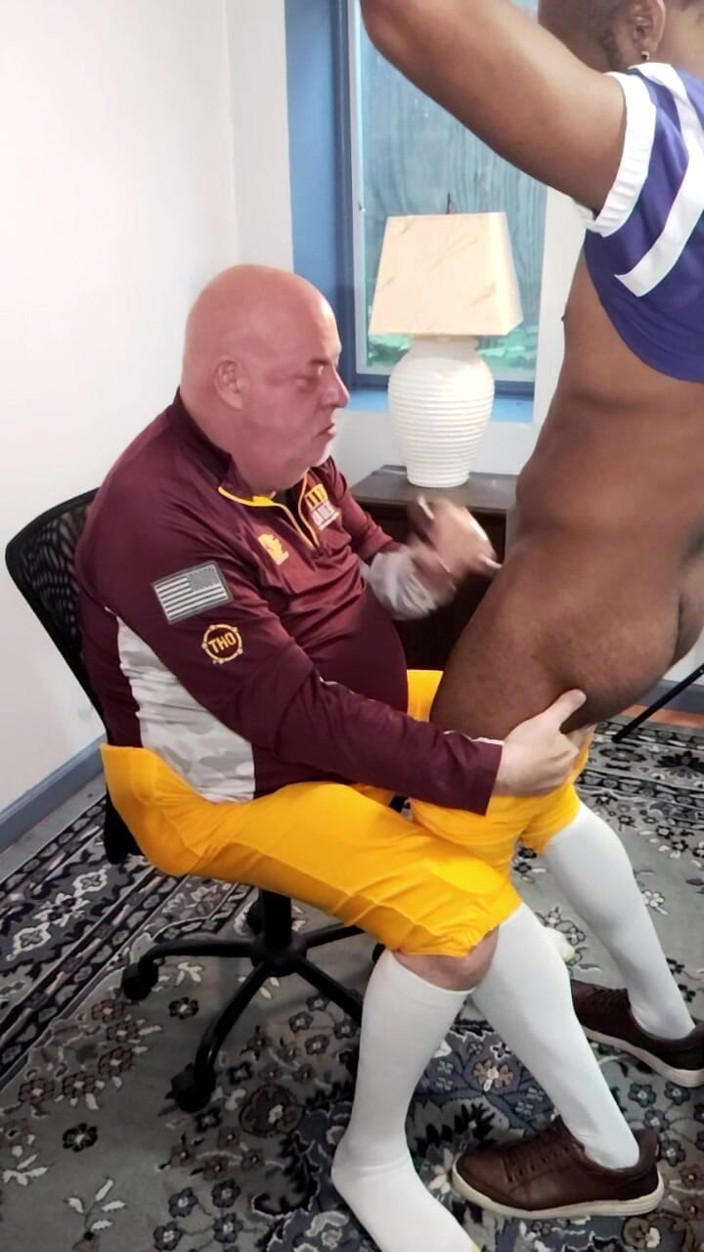 beardaddychub: Jurulatih Memeriksa Zakar Pemain Sebelum Permainan Besar.