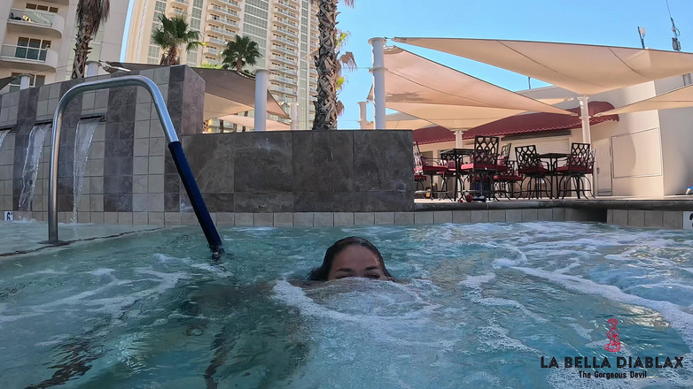 LaBellaDX: 放松的熟女按摩浴缸浸透了洛菲旋律