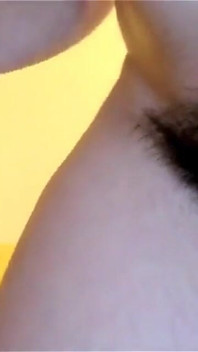 Cewek sange dengan memek berbulu lagi asik fingering itilnya sampai orgasme berbulu!