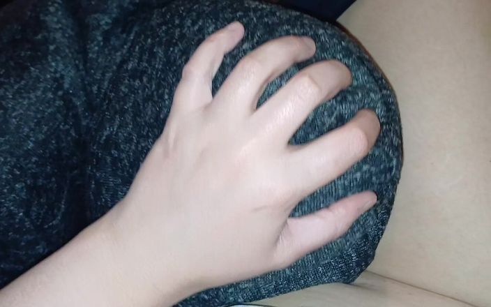 Lesbian-illusion: 两个女朋友的床上的快速性爱