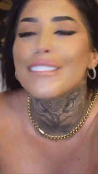 Enorma bröst inked brud knullar hennes hål vilt