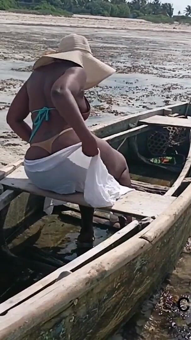 Curveecurvd254: Berkelip twerking di pantai di Afrika