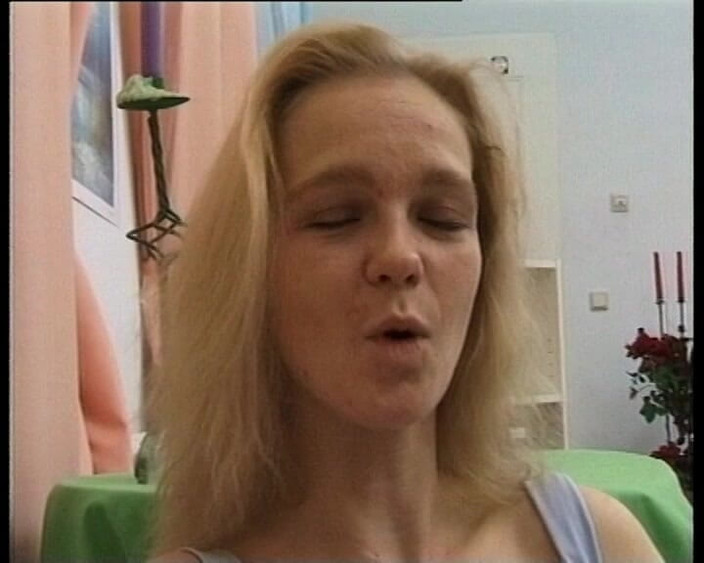 GERMAN PORN CLASSICS: La douce Layla se branle joyeusement