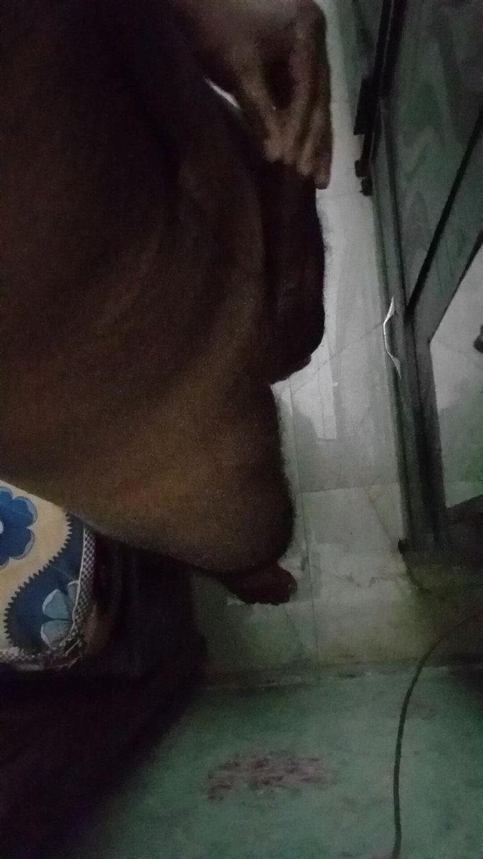 Raaz26d: Băiat musculos desi uns pula și se masturbează în fața oglinzii când...