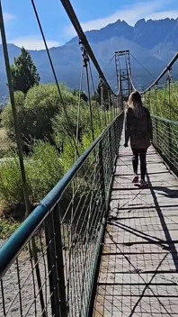 Eu encontro um velho amigo ao longo do caminho e o convido para foder