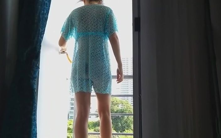 Fap flix: O mamă sexy păroasă face duș de dimineață pe balcon