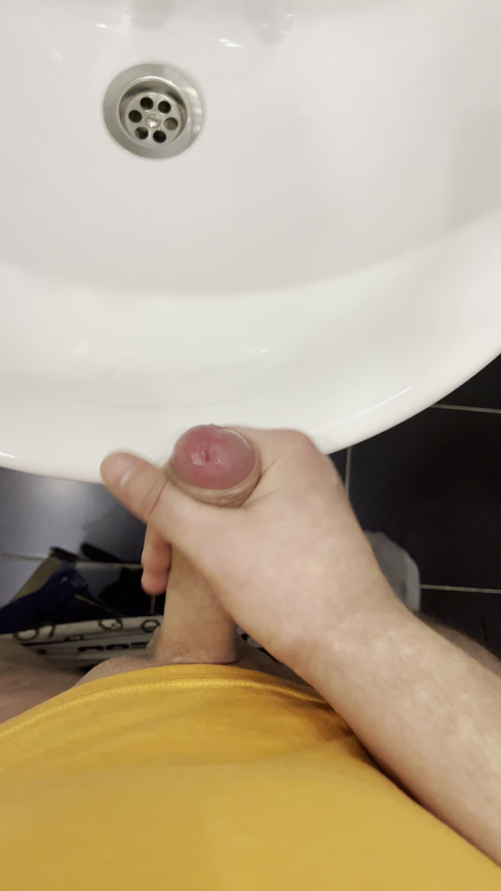 Young cum: Le Mec Se Masturbe Dans La Salle De Bain Et,...