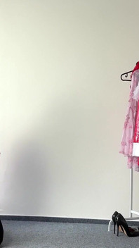 Loira crossdresser provocando em minivestido e gozando muito