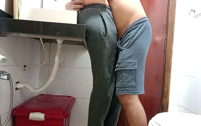 Gabi SweetCouplesStories: Горничную застукали в ванной.