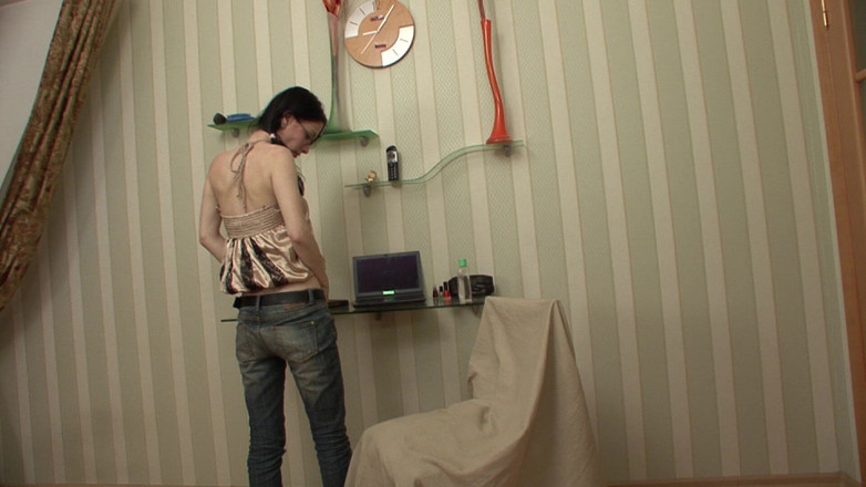 European fresh porn: Eine junge ehefrau ölt ihre beine ein, malt ihre Zehennägel und...