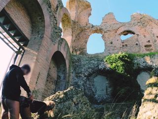 Sportynaked: A los 90 entre las ruinas romanas con el tapón