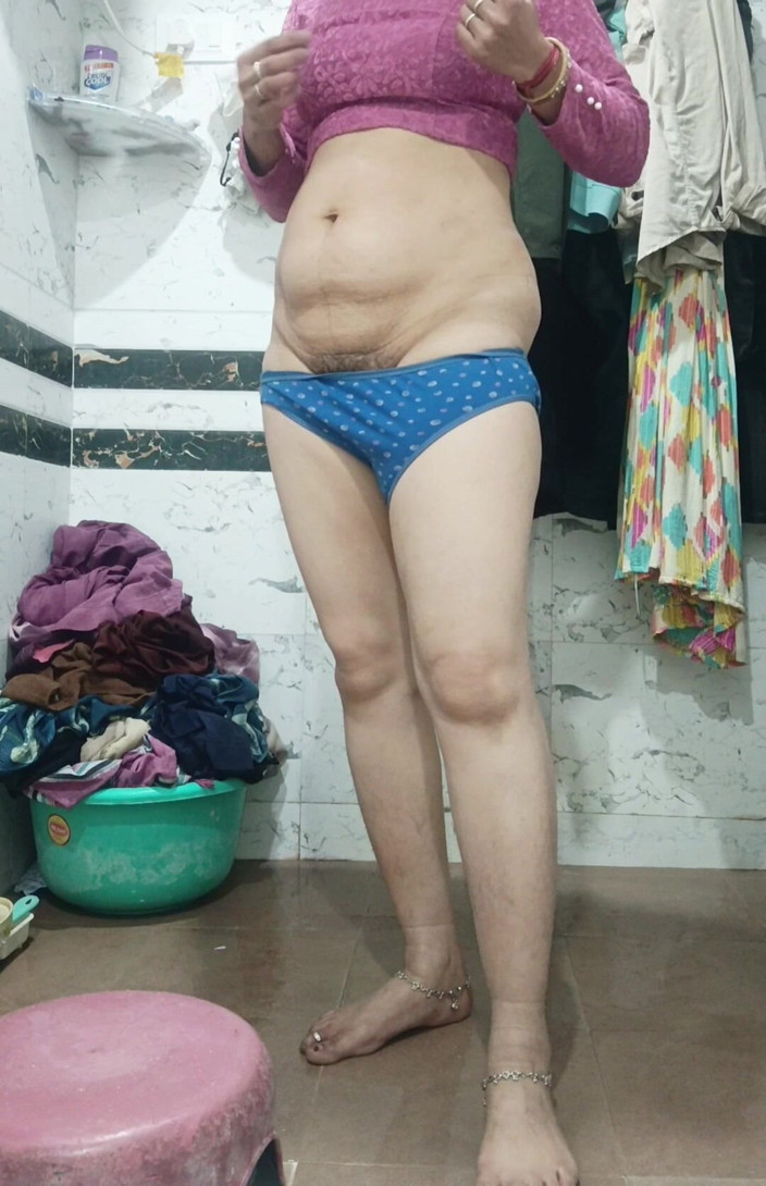 Priyahot77: Priya bhabi büyük göt gösterisi