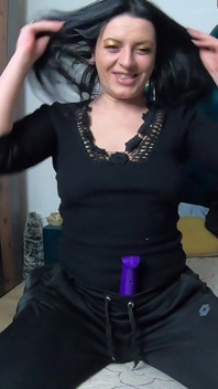 Milfycalla- si masturba, gioca con il culo e dice porcate mentre indossa una sortswear 253