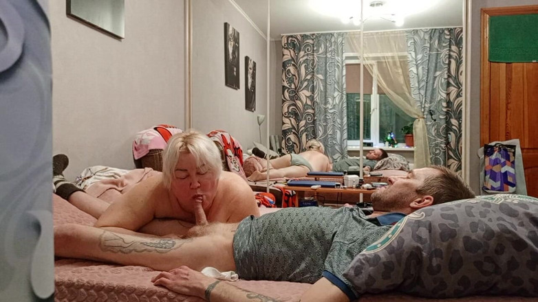 Zona901: 温柔的口交和热辣的射精在邻居的嘴里