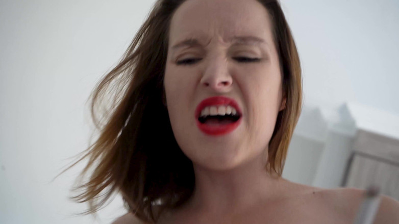 Alicia Robertz: Brunett röd läppstift POV avsugning &amp;tight fitta creampie