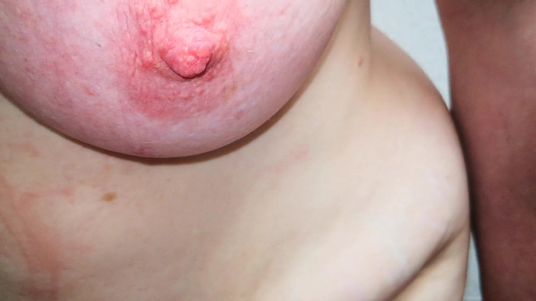 Bouncy Tits Action: Il capezzolo stringendo una morsa