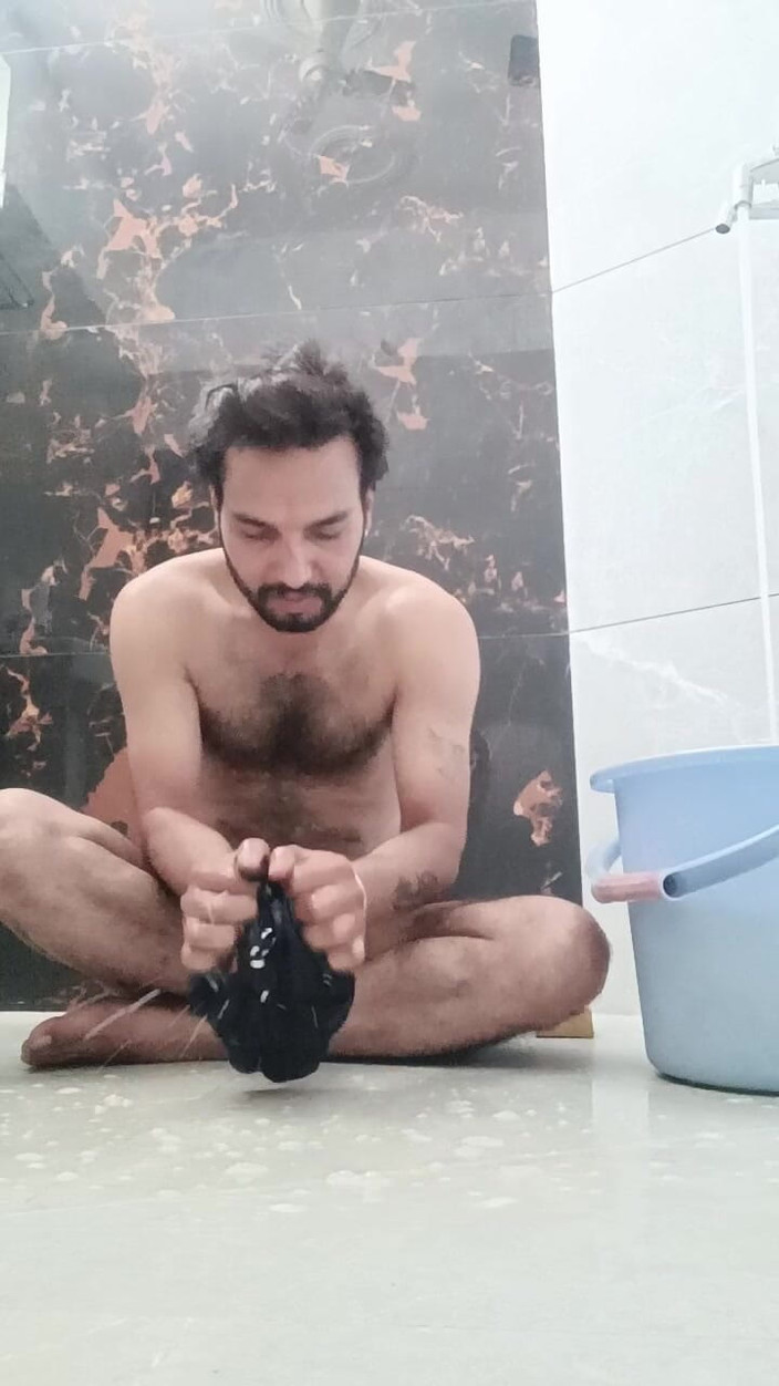 Rajasthani-old-lover: Un homme desi indien dans la salle de bain