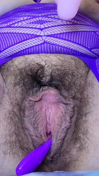 Tante semok dengan jembut lebat lagi asik muasin memeknya pakai mainan seks sampai orgasme